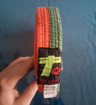 Cinturón naranja verde karate 