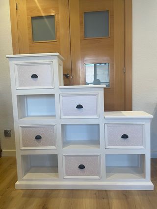 Comoda con estantes