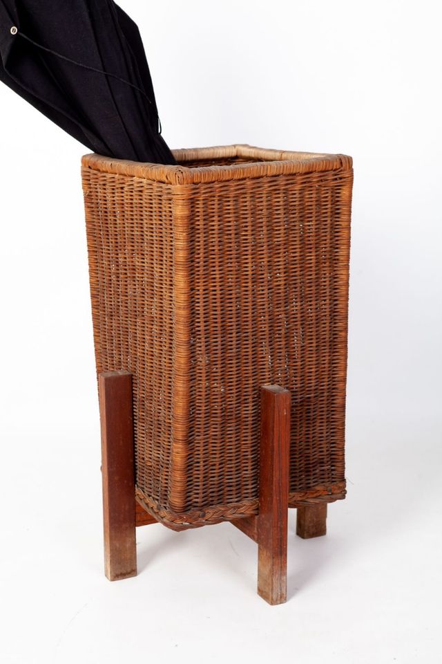 Paragüero o cesto de ratán antiguo