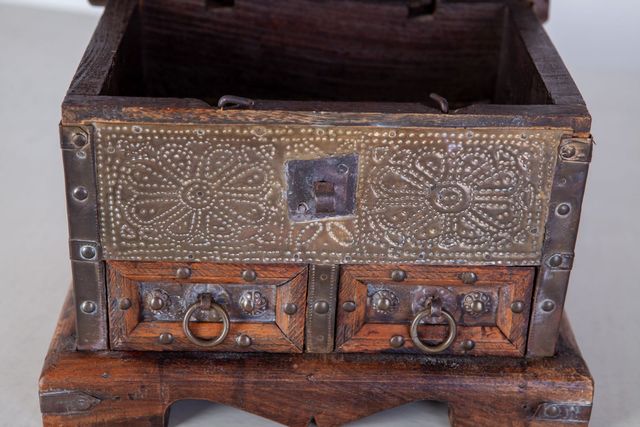 Caja de caudales o joyero de madera