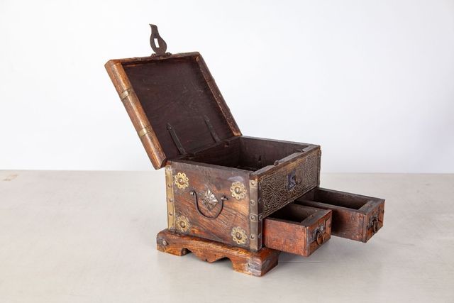 Caja de caudales o joyero de madera