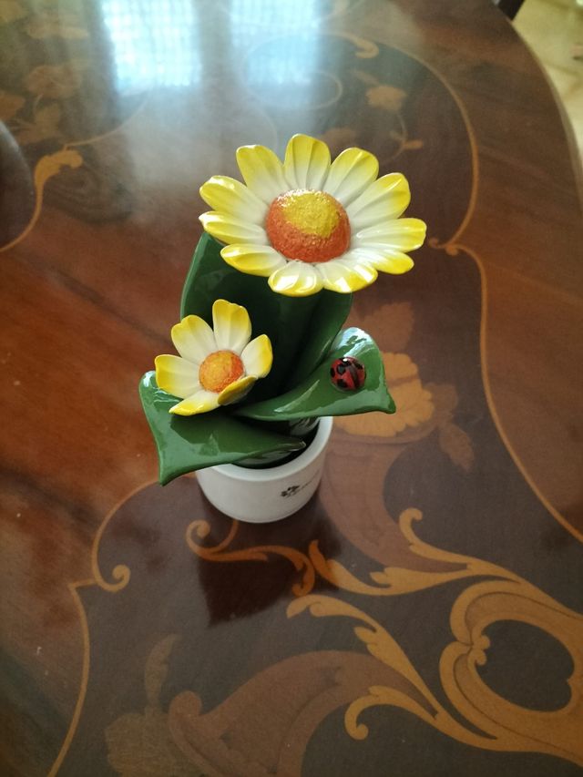 Fiore in Porcellana di Capodimonte con coccinella.