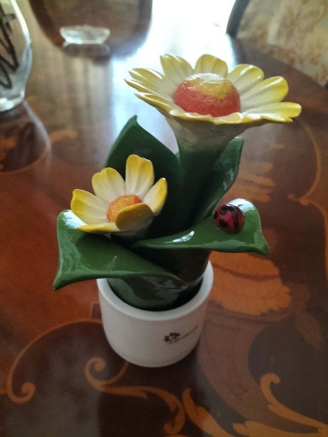 Fiore in Porcellana di Capodimonte con coccinella.