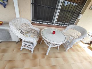 2 sillones y mesa con cristal.