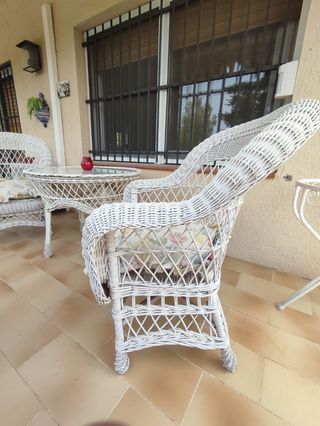 2 sillones y mesa con cristal.