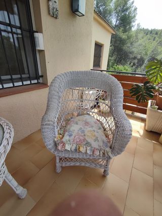 2 sillones y mesa con cristal.