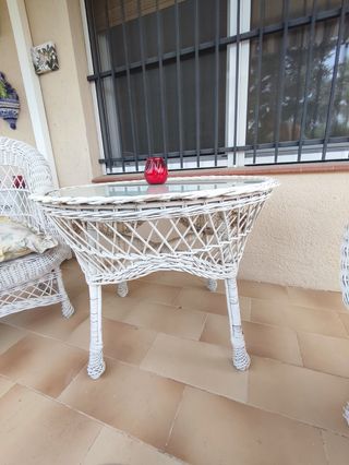 2 sillones y mesa con cristal.