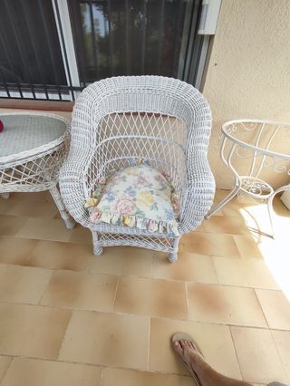2 sillones y mesa con cristal.