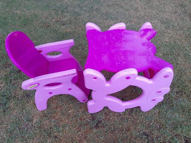 Mesa y silla rosa convertible en trona
