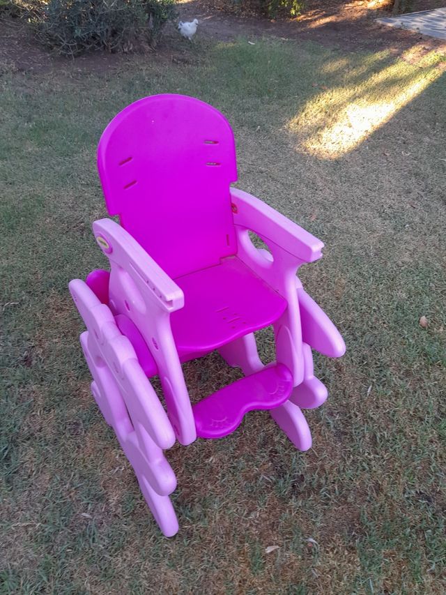 Mesa y silla rosa convertible en trona