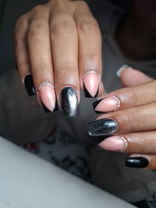 UÑAS ACRÍLICAS Y GEL 20€