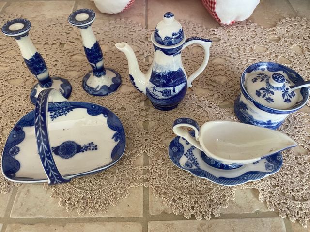 Piccoli oggetti per bambole antiche