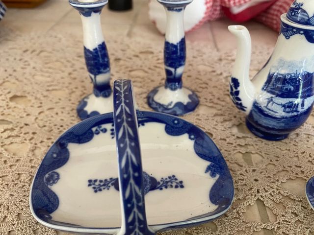 Piccoli oggetti per bambole antiche