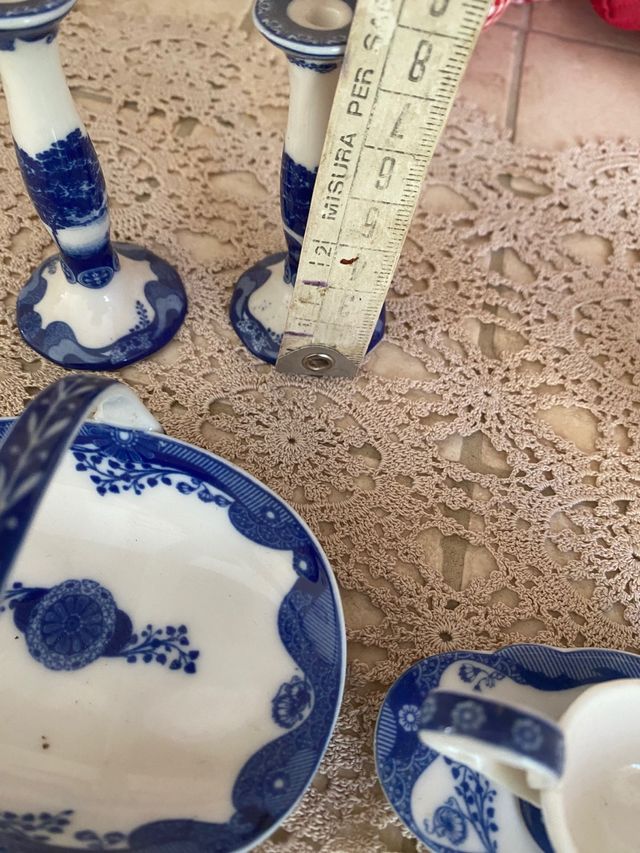 Piccoli oggetti per bambole antiche