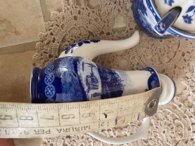 Piccoli oggetti per bambole antiche