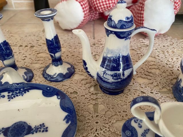 Piccoli oggetti per bambole antiche