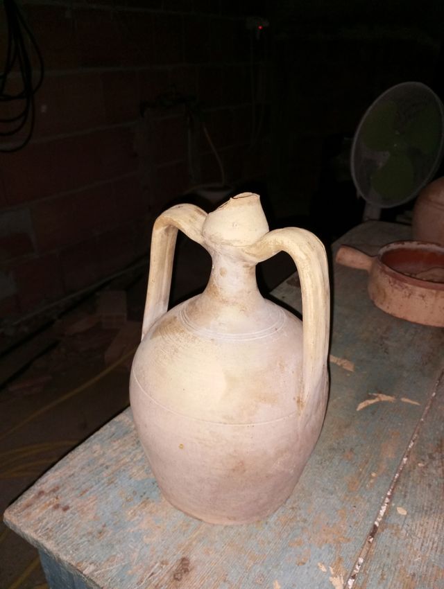 Contenitore antico per acqua