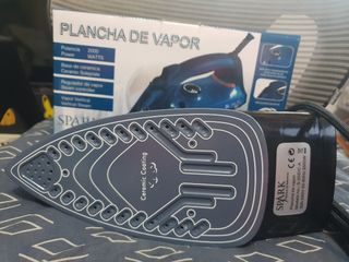 Plancha nueva de vapor y spray en caja.