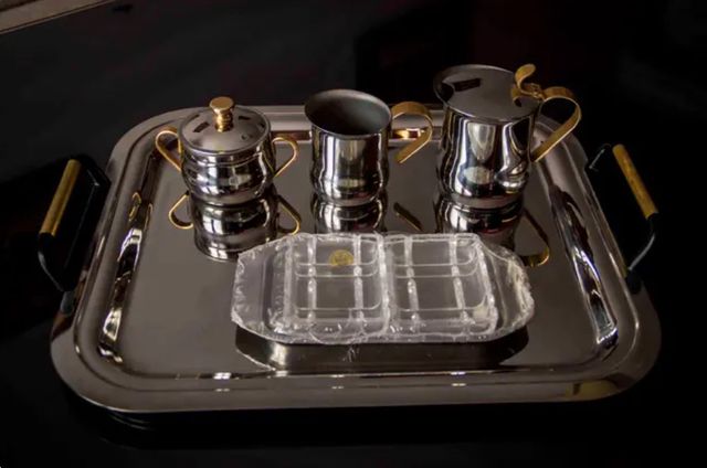 Bandeja antigua de desayuno con accesorios