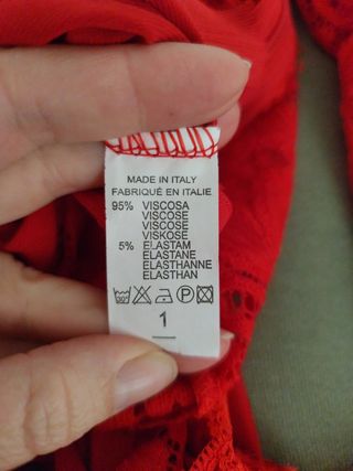 Mono rojo de fiesta