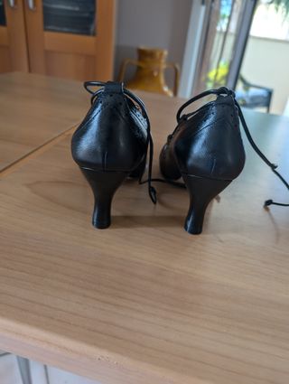 Scarpe spagnole con tacco e lacci Bata