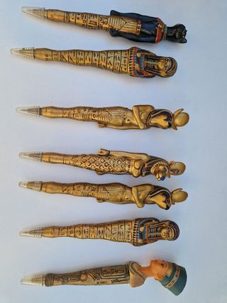 Cubilete y bolígrafos egipcios