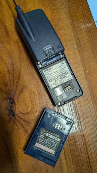 Teléfono móvil NEC con cargador de coche y funda