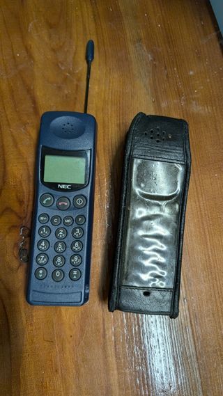 Teléfono móvil NEC con cargador de coche y funda