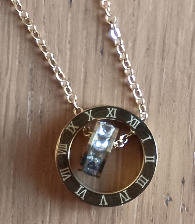 Collana con numeri romani stile retro'