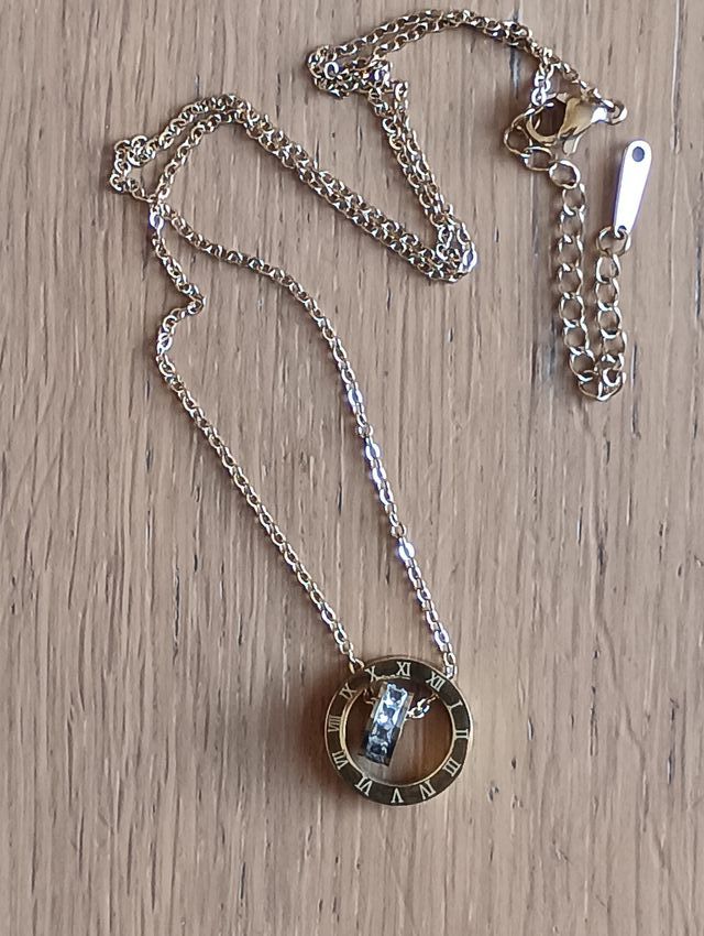 Collana con numeri romani stile retro'