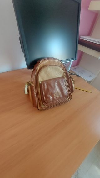 Mochila en piel(cuero) tamaño riñonera 