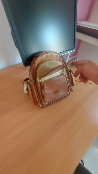 Mochila en piel(cuero) tamaño riñonera 