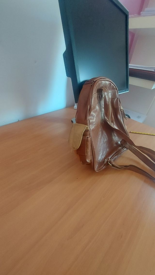 Mochila en piel(cuero) tamaño riñonera