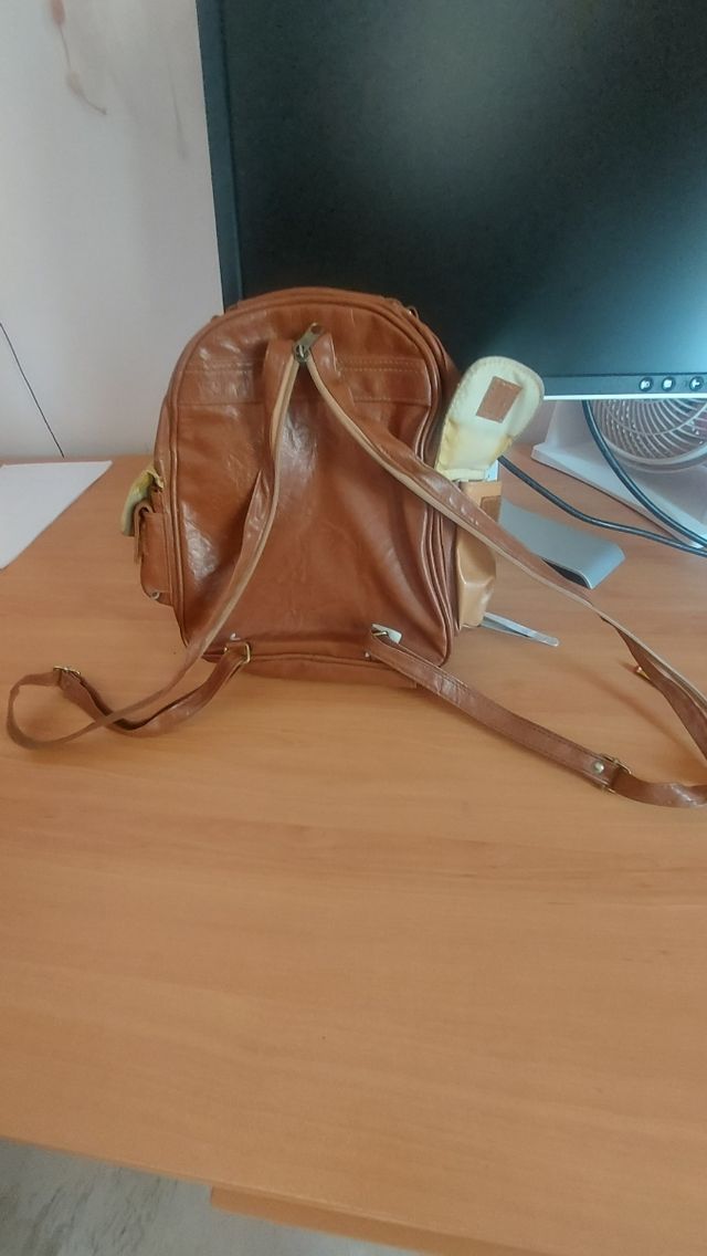 Mochila en piel(cuero) tamaño riñonera