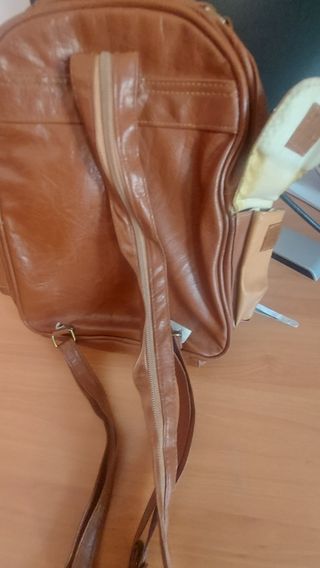 Mochila en piel(cuero) tamaño riñonera 