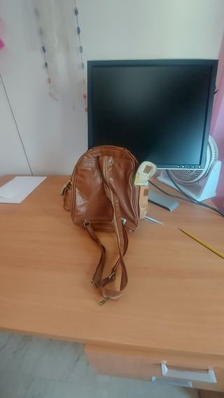 Mochila en piel(cuero) tamaño riñonera 