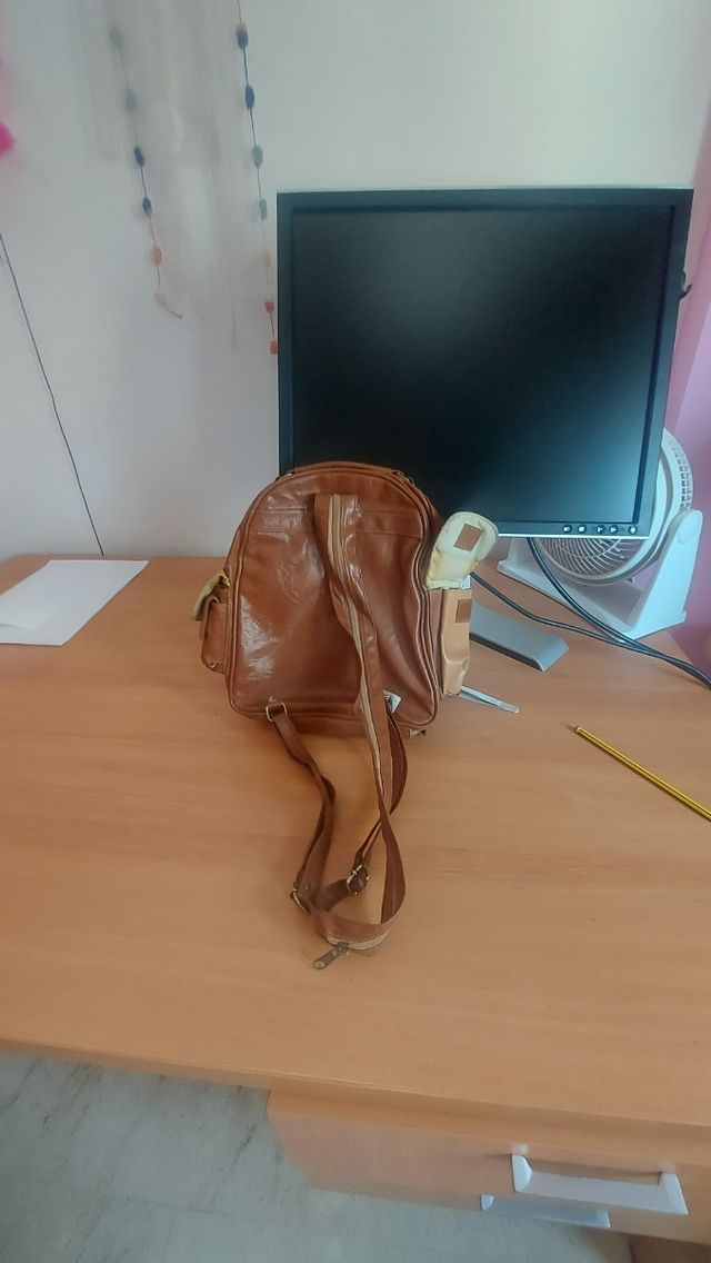Mochila en piel(cuero) tamaño riñonera