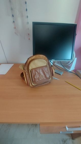 Mochila en piel(cuero) tamaño riñonera 