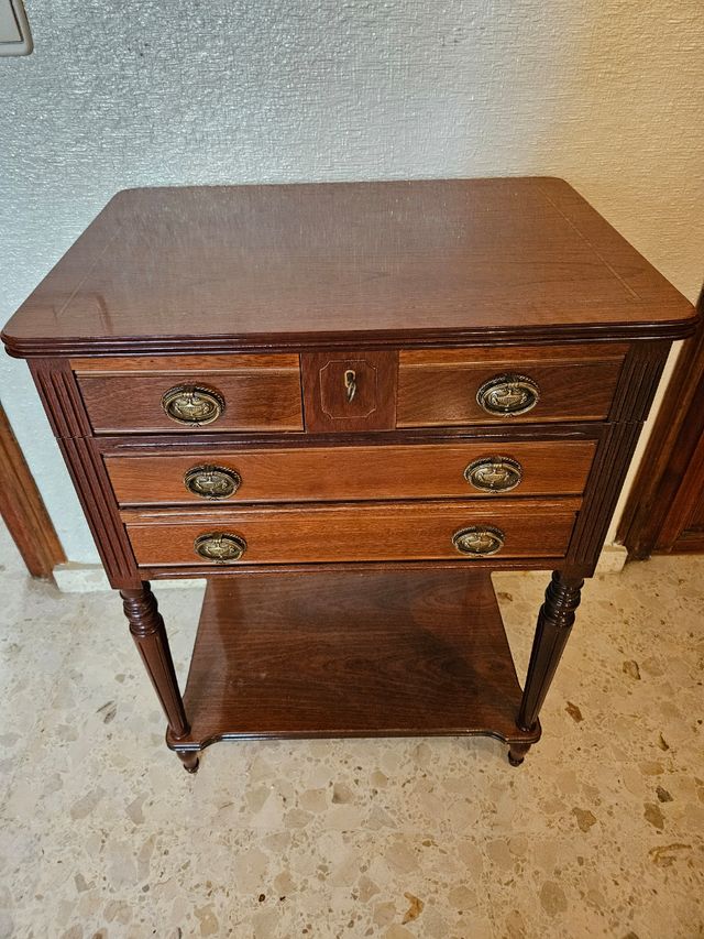 Mesa para cubertería