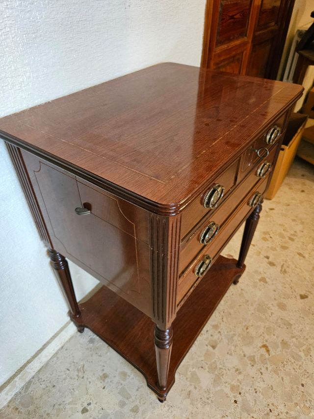 Mesa para cubertería