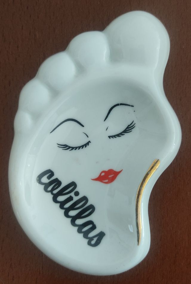 PEQUEÑO CENICERO CON FORMA DE PIE