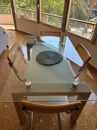 Mesa de vidrio con juego de sillas importadas