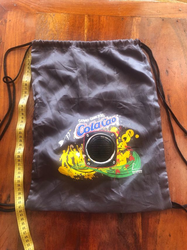 Mochila con altavoz, de cuerdas. Cola Cao