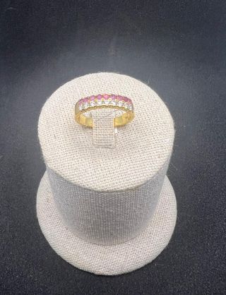 ANILLO DE ORO CON FILA DE PIEDRAS ROJAS Y BLANCAS