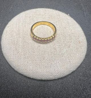 ANILLO DE ORO CON FILA DE PIEDRAS ROJAS Y BLANCAS