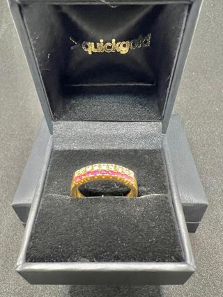 ANILLO DE ORO CON FILA DE PIEDRAS ROJAS Y BLANCAS
