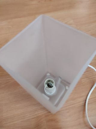 Lámpara de mesa o escritorio.