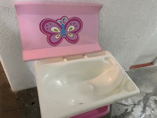 Bañera plegable con cambiador para bebé.