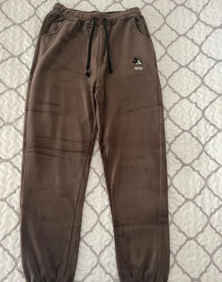 Pantalón chándal de terciopelo marrón.