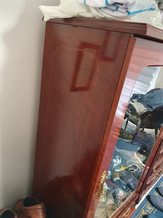 Mueble con baldas de cristal